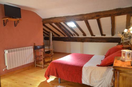 Ένα ή περισσότερα κρεβάτια σε δωμάτιο στο Hostal Refugio De Gredos