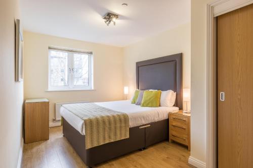 Un dormitorio con una cama grande y una ventana en House of Fisher - Equinox Place, en Farnborough
