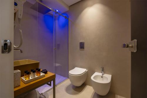 a bathroom with a toilet and a shower at Villa Libertà in Palermo