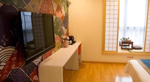 a living room with a large flat screen tv at Shell Shanghai Songjiang District Xinqiao Town Xinqiao Hotel in Chunshen
