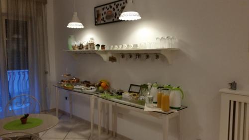 una cocina con una barra con bebidas. en B&B Aminei Metrò, en Nápoles