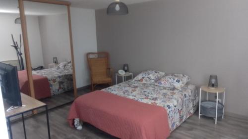 Una cama o camas en una habitación de GITE 51 chez PATRICIA