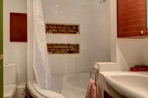 Kylpyhuone majoituspaikassa Apartments Latako Street