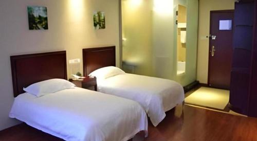 Ένα ή περισσότερα κρεβάτια σε δωμάτιο στο GreenTree Inn Nantong Haian Kaifa District Express Hotel