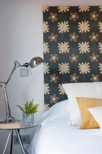 a bedroom with a bed with a flowery wallpaper at Eric Vökel Boutique Apartments - Madrid Suites in Madrid