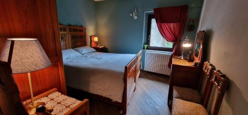 ein kleines Schlafzimmer mit einem Bett und einem Fenster in der Unterkunft A Casa dalla Ross in Marzabotto