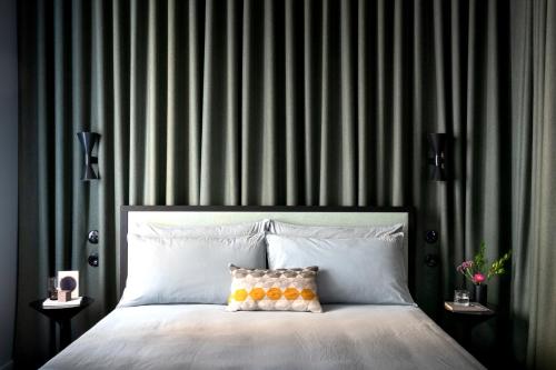 米兰HOMY Repubblica - A Luxury Collection的一间卧室配有一张大床和大窗帘