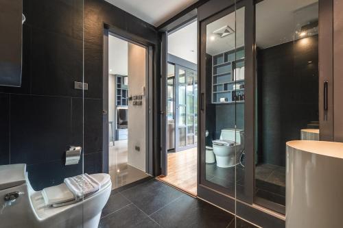 Ένα μπάνιο στο C223 Condo 1BR Suite with Rooftop Pool 1km to Beach