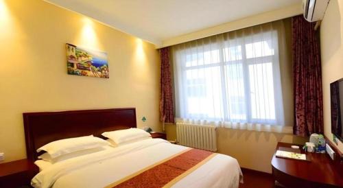 Ένα ή περισσότερα κρεβάτια σε δωμάτιο στο GreenTree Inn Shandong Yantai Penglai Pavilion Bus station Express Hotel