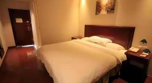 Ένα ή περισσότερα κρεβάτια σε δωμάτιο στο GreenTree Inn Shandong Yantai Penglai Pavilion Bus station Express Hotel
