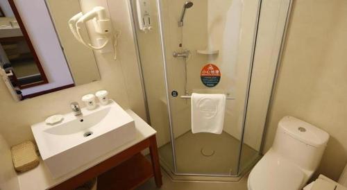 Ένα μπάνιο στο GreenTree Inn Shandong Yantai Penglai Pavilion Bus station Express Hotel