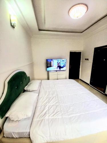 TV i/ili multimedijalni sistem u objektu Deeon Homes