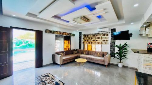a living room with a couch and a table at Villa piscine midoun djerba in Triffa