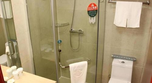 Salle de bains dans l'établissement GreenTree Inn Jiangsu Xuzhou Jinshan Bridge Building Jinqiao Road Express Hotel