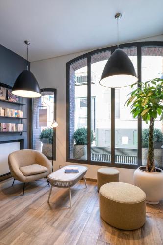 a living room with a couch and a table at Les 2 Villas in Trouville-sur-Mer