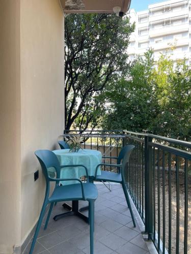 a patio with a table and chairs on a balcony at Olivium Rooms in Vlorë