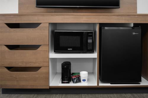 a microwave oven and a microwave at Hampton Inn Butte in Butte