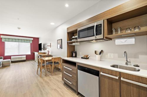 Cuisine ou kitchenette dans l'établissement Home2 Suites By Hilton Riverside Downtown