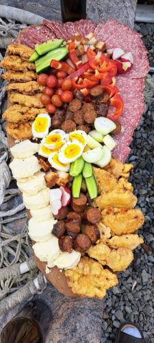 un piatto di cibo con uova, carne e verdure di Cabana La Conac a Borşa