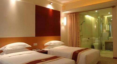 a hotel room with two beds and a shower at Maihao International Hotel in Zhuhai