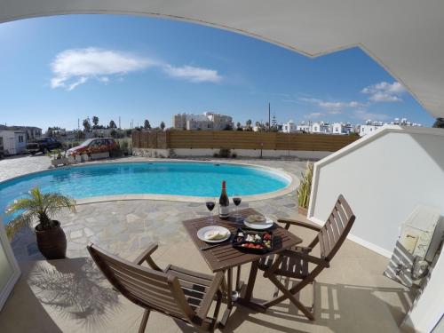Πισίνα στο ή κοντά στο Kato Paphos Suites