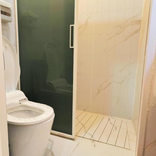 a bathroom with a toilet and a shower at 上海璞逸酒店-豫园 新天地 老西门地铁站店 in Shanghai