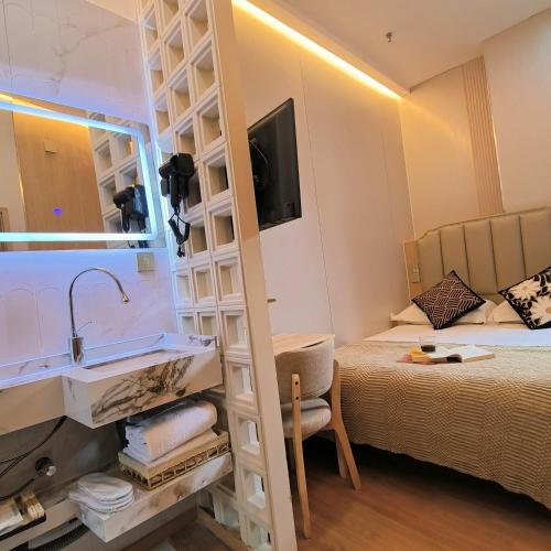 a room with a bathroom with a sink and a bed at 上海璞逸酒店-豫园 新天地 老西门地铁站店 in Shanghai