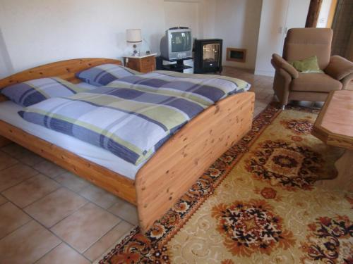 Postel nebo postele na pokoji v ubytování gemütliche Ferienwohnung in Kaifenheim