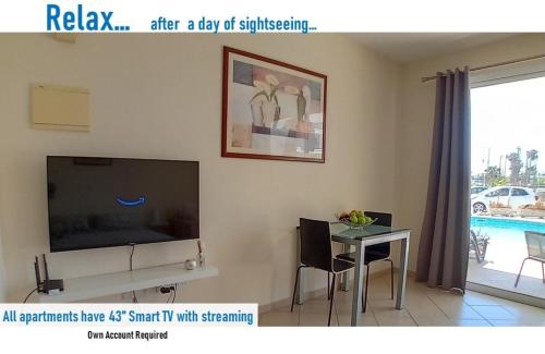Μια τηλεόραση ή/και κέντρο ψυχαγωγίας στο Kato Paphos Suites