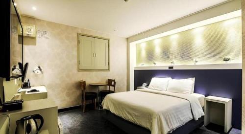 a hotel room with a bed and a sink at Seven Motel Ansan in Ansan