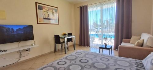 Μια τηλεόραση ή/και κέντρο ψυχαγωγίας στο Kato Paphos Suites