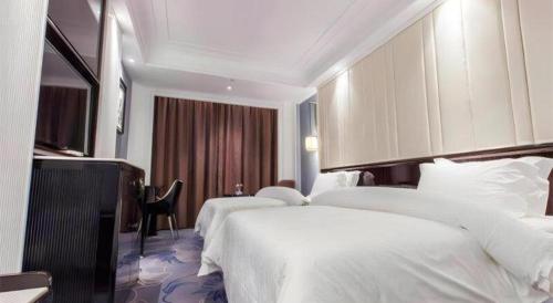 a hotel room with two beds with white sheets at Jinjiang Metropolo Hotel Nanjing Confucius Temple Branch in Nanjing