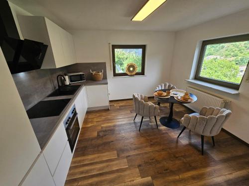 Η κουζίνα ή μικρή κουζίνα στο MV Römerlodge mit einmaligem Moselpanoramablick