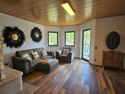 Χώρος καθιστικού στο MV Römerlodge mit einmaligem Moselpanoramablick