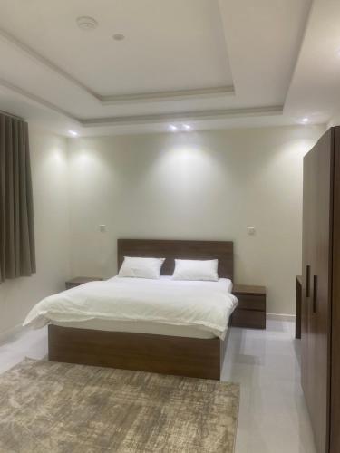 a bedroom with a large bed in a room at شقق الضباب 2 in Al Baha