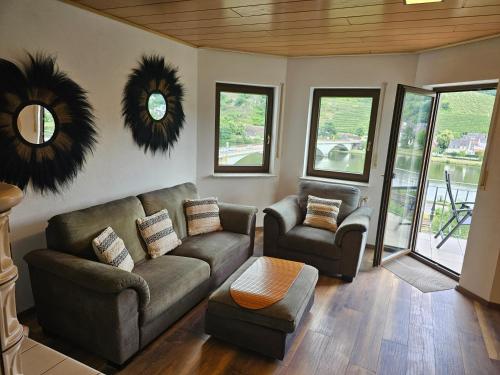 Χώρος καθιστικού στο MV Römerlodge mit einmaligem Moselpanoramablick