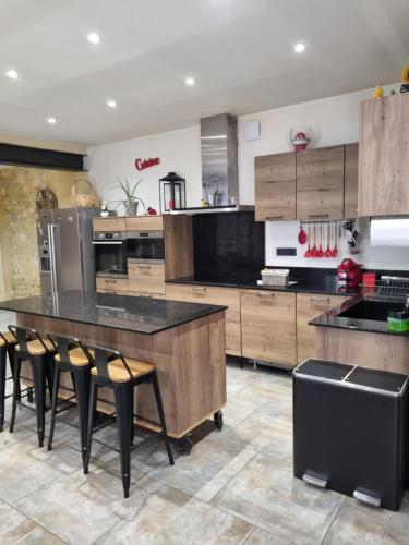 une cuisine avec des armoires en bois et une table et des chaises dans l'établissement Mas provençal, à Mézoargues