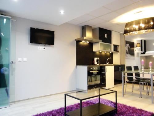 a living room with a kitchen with purple carpet at Equinaturi in Santo Tirso