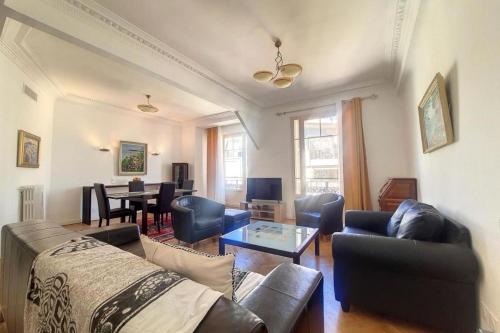 un salon avec un canapé et une table dans l'établissement Bright air-conditioned flat in the city centre, à Nice