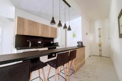 Bright air-conditioned flat in the city centre