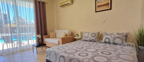 Ένα ή περισσότερα κρεβάτια σε δωμάτιο στο Kato Paphos Suites