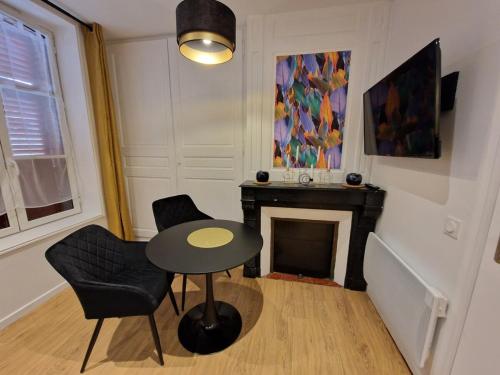 TV a/nebo společenská místnost v ubytování 1 - Confortable studio RDC Châlons-en-Champagne