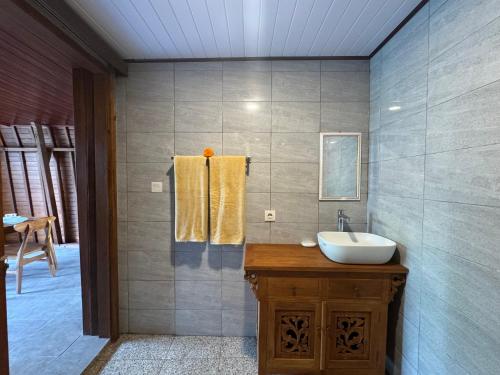 un baño con lavabo y espejo en Villa Mantra Ubud, en Ubud