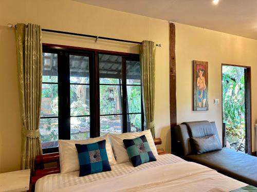 Postel nebo postele na pokoji v ubytování The Frog Khaoyai Resort เดอะฟร็อกเขาใหญ่ รีสอร์ท