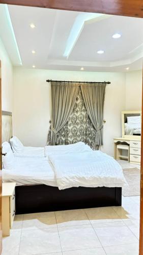 a bedroom with two beds and a window at شاليهات ووحدات فندقية وشقق مفروشة بالباحة - العقيق in Al ‘Aqīq