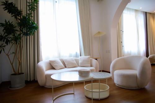 a living room with a couch and two chairs and a table at Dali Lanna Hotel in Dali