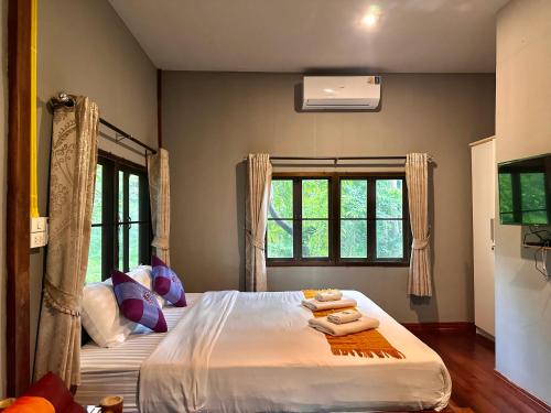 Postel nebo postele na pokoji v ubytování The Frog Khaoyai Resort เดอะฟร็อกเขาใหญ่ รีสอร์ท