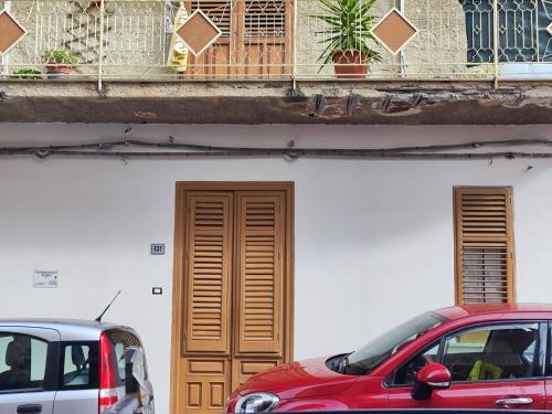 two cars parked in front of a building at Casa Donna Caterina e Don Paolo in Bagheria