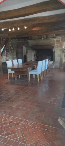 eine Gruppe von Stühlen und einem Tisch in einem Raum in der Unterkunft Villa rivière sur le Golfe in Pluneret