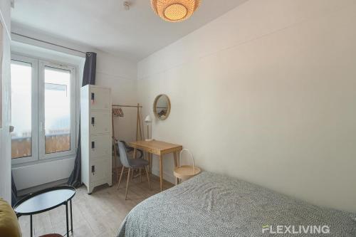 une chambre avec un lit, un bureau et une table dans l'établissement Flexliving - Studio - Hopital, à Paris